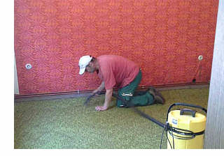 Teppichboden entfernen  |  Bei Haushaltsauflösung Bodenbeläge und Einbauten entfernen